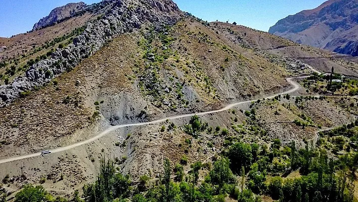 Büyükşehir Belediyesi Pütürge'de yol çalışmalarını sürdürüyor
