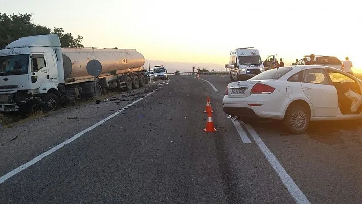 Malatya'da otomobil tıra çarptı: 1 ölü
