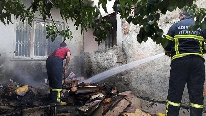 Odunluk yangını eve sıçramadan söndürüldü
