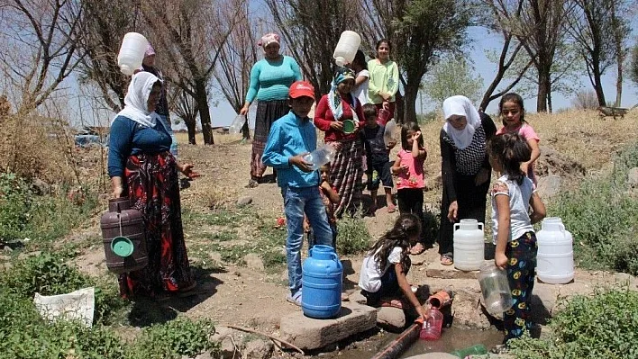 3 yıldır su taşıyorlar