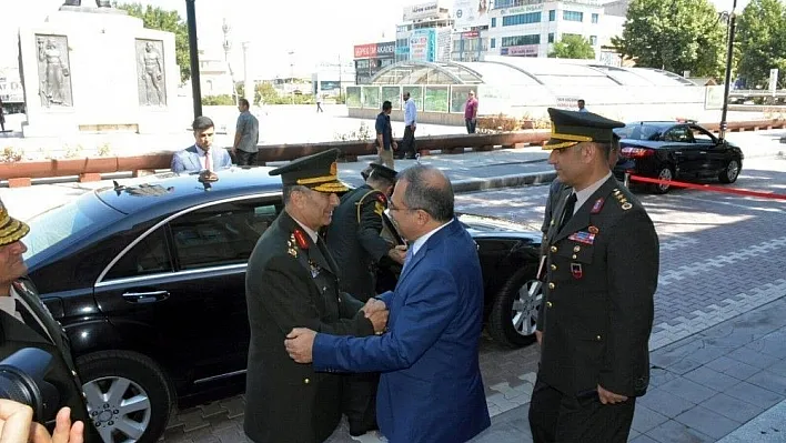 Kara Kuvvetleri Komutanı Orgeneral Çolak'tan Vali Kaban'a veda ziyareti
