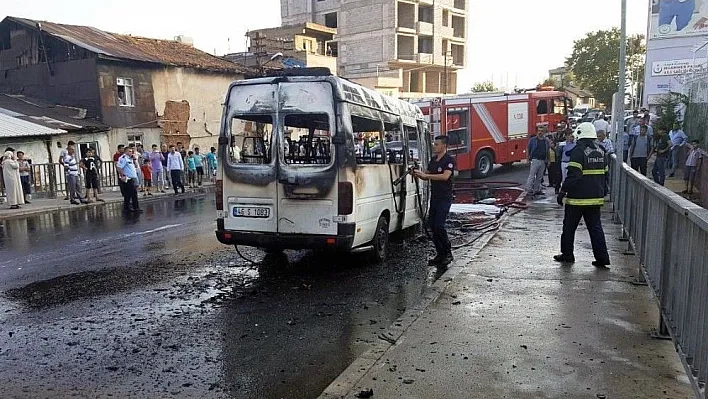 Minibüs önce yandı sonra patladı