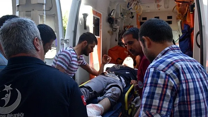 Kazada ayağı kopma aşamasına gelen genç ambulans uçakla sevk edildi
