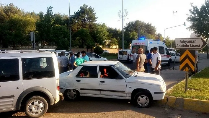 Üç aracın karıştığı kazada 1 kişi yaralandı
