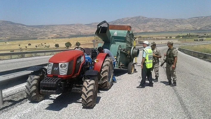 Bağlı olduğu traktörden ayrılan patos makinesi devrildi
