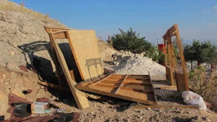 Elazığ'da kamelya çöktü: 2 işçi yaralandı