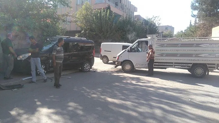 Kazada savrulan araç bahçe duvarına çarparak durabildi
