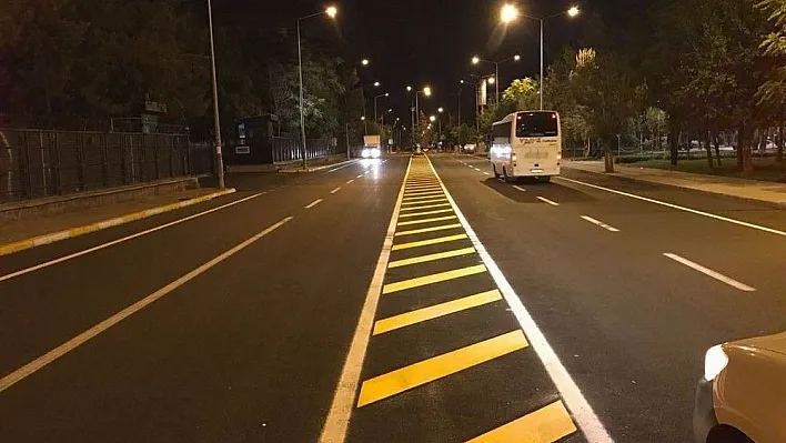 Asfaltlanan caddelere yol çizgileri çizildi
