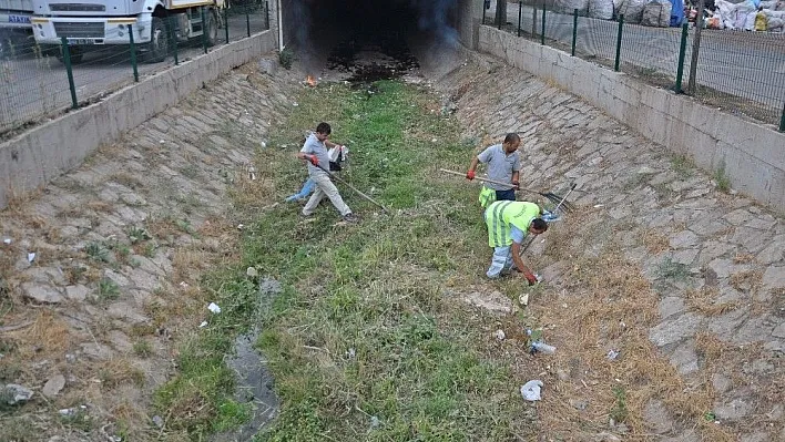 Gölbaşı ilçesinde dere yatakları temizleniyor
