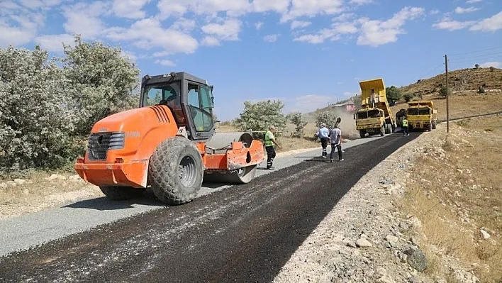 Mazgirt'te asfaltlama çalışmaları
