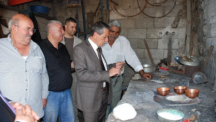 Vali Kalkancı esnaflarla bir araya geldi
