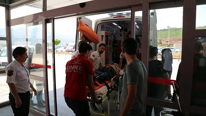 Tunceli'de ambulans ile otomobil çarpıştı: 3 yaralı