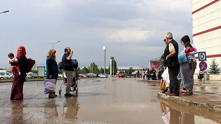 Sağanak sonrası hastane bahçesini su bastı
