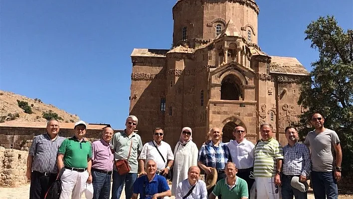 Tıp fakültesi mezunları 28 yıl sonra biraraya geldi
