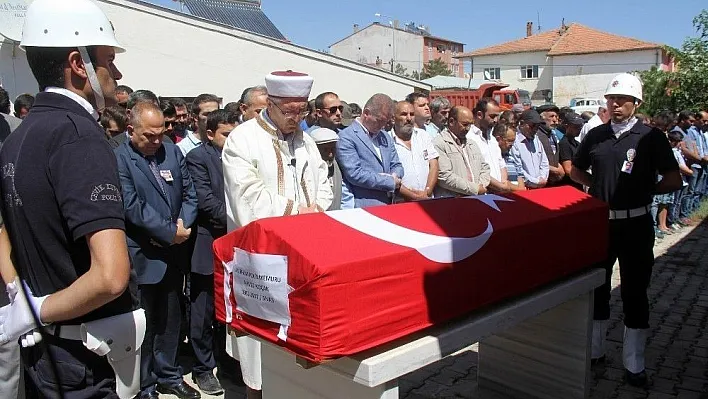 Kendi silahının ateş alması sonucu ölen polis son yolculuğuna uğurlandı
