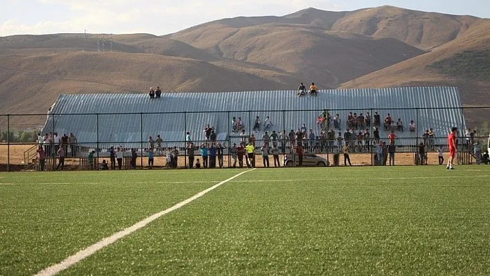 Karlıovasporlu taraftarlar, çöken tribünün yapılmasını bekliyor
