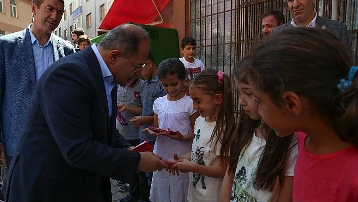 Akdağ çocuklara hediye dağıttı
