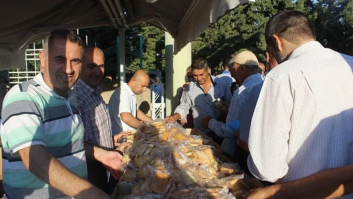 Adıyaman Belediyesi peksimet ve meyve suyu dağıttı
