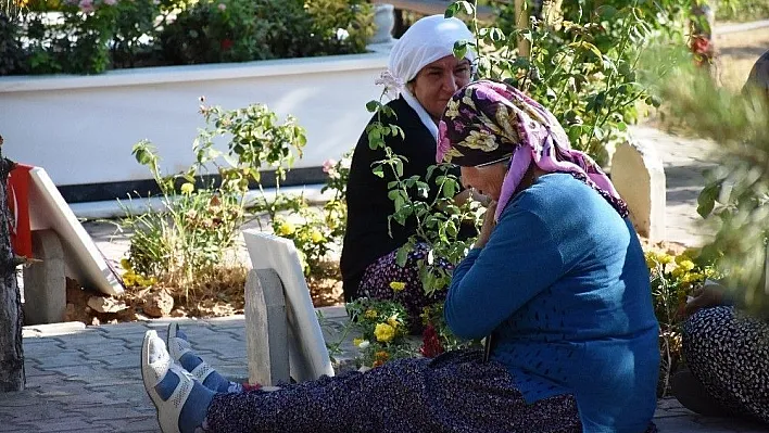 Malatya'da şehitlikte hüzünlü bayram
