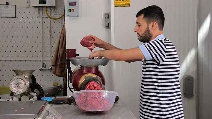 Kasapların kıyma mesaisi