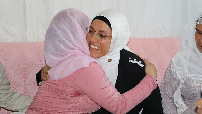 Ravza Kavakçı Kan'dan teröristlerin katlettiği Fırat Sımpil'in ailesine ziyaret
