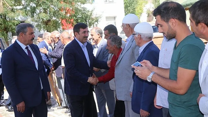 Yılmaz, Karlıova'da vatandaşlarla bayramlaştı

