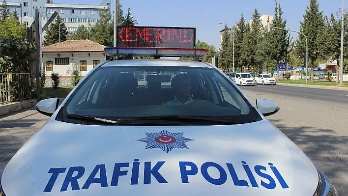 Sürücüler polis otosundaki kayan yazı ile uyarılıyor
