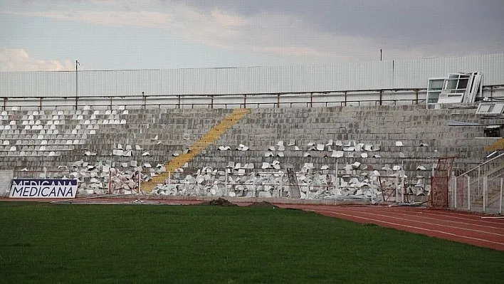 Eski stadyumda yıkım çalışmaları başladı
