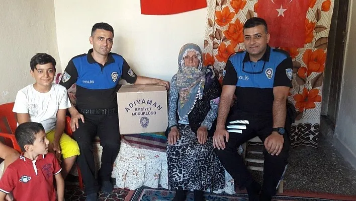 Polislerden Sıdıka nineye gıda yardımı
