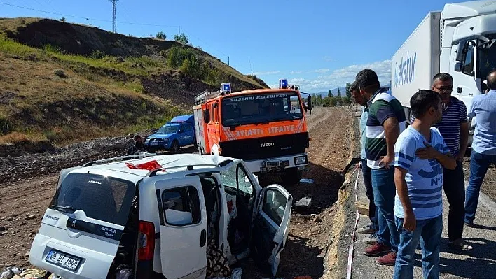 Sivas'ta tır ile hafif ticari araç çarpıştı: 2 ölü
