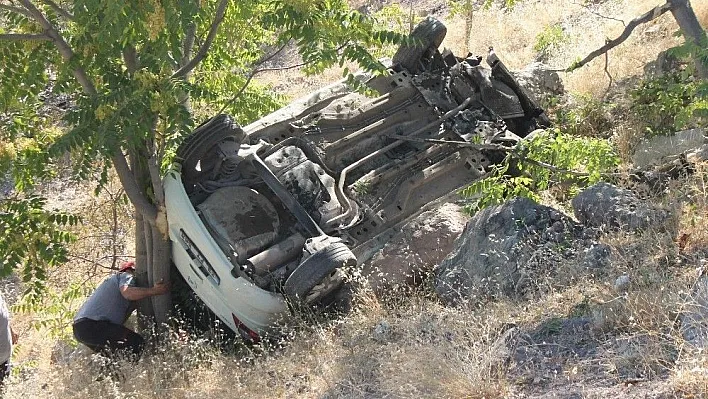 Uçuruma yuvarlanan araçtan sağ çıktı