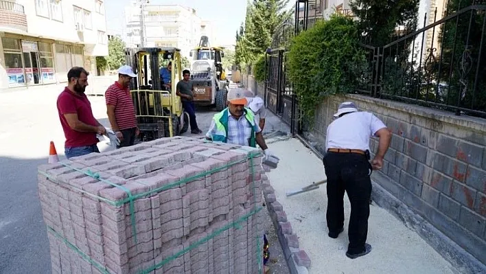 Yeni Mahallede kaldırım çalışmaları gerçekleştiriliyor
