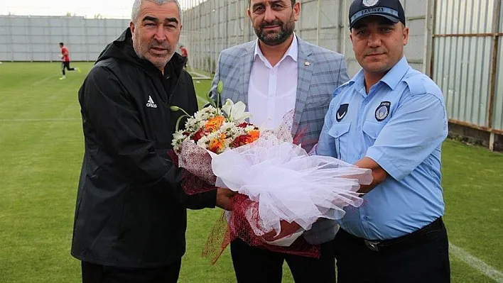 Zabıtadan, Sivassporlu futbolculara baklava ikramı
