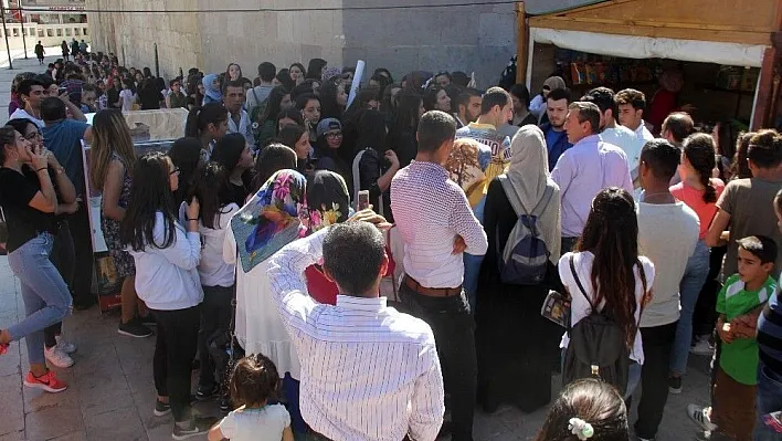 İnternet fenomeninden ağzındaki sakızı istediler
