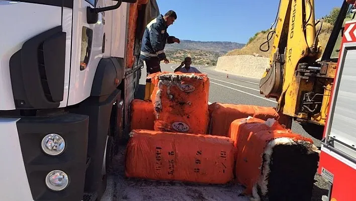Kamyon üzerindeki pamuk balyaları yandı
