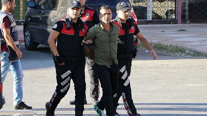 Mezarlık ziyaretine gelenleri soydu
