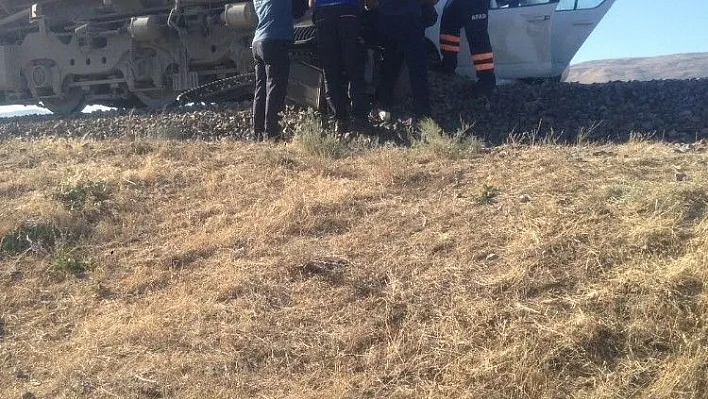 Otomobil trenin altında kaldı: 1 ölü 3 yaralı
