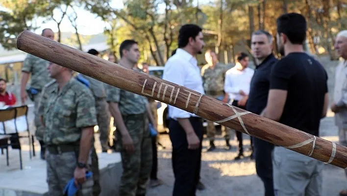 Şehidin kendi eliyle yaptığı baston babasına teslim edildi
