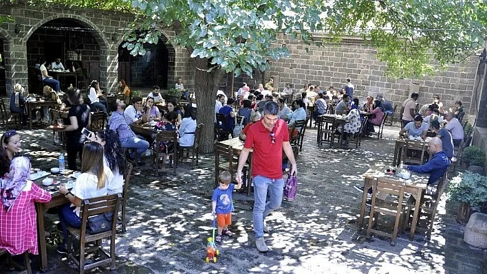 Tarihi mekanlar ziyaretçi akınına uğradı
