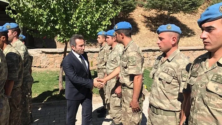 Vali Mantı'dan operasyona katılan askerlere ziyaret
