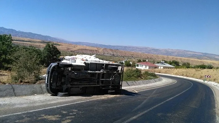 Saman yüklü pikap devrildi
