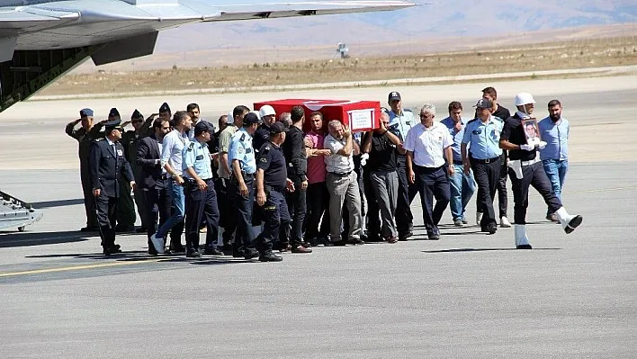 Şehidin Türk bayrağına sarılı naaşı memleketine getirildi
