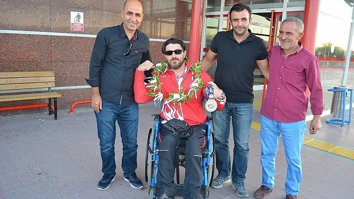 Bilek güreşinde dünyayı fethetti
