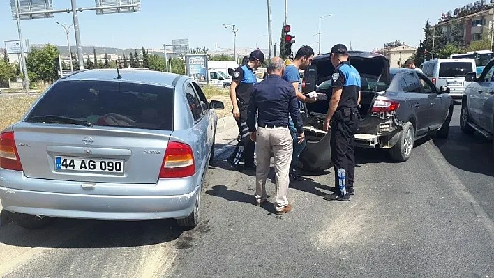 Çarpışan otomobillerden biri refüje çıktı
