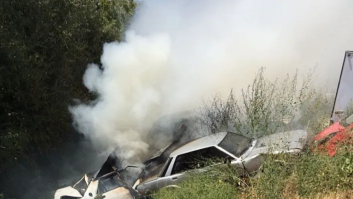 Otlardan çıkan yangın otoparka sıçradı