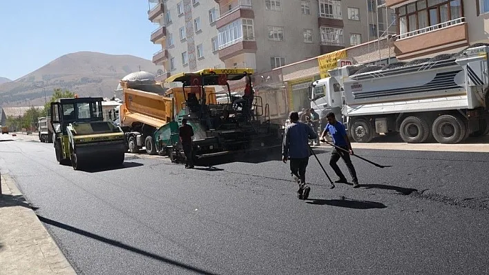 Palandöken Belediyesi'nde asfalt sezonu bitmiyor
