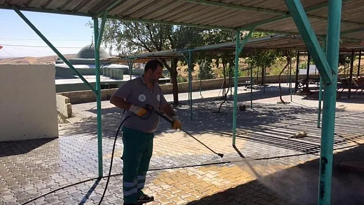 Adıyaman Belediyesi türbelerde temizlik çalışması yaptı
