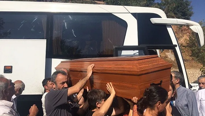 Aysel Tuğluk'un annesinin cenazesi Tunceli'ye getirildi
