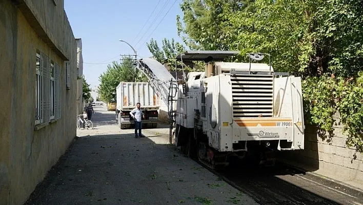 Eski Zey Caddesinde freze çalışması yapılıyor
