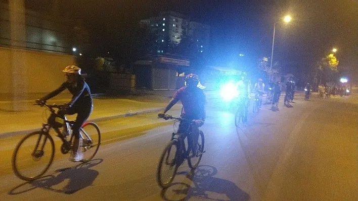 Trafiğin parçası olduklarını göstermek için pedal çeviriyorlar
